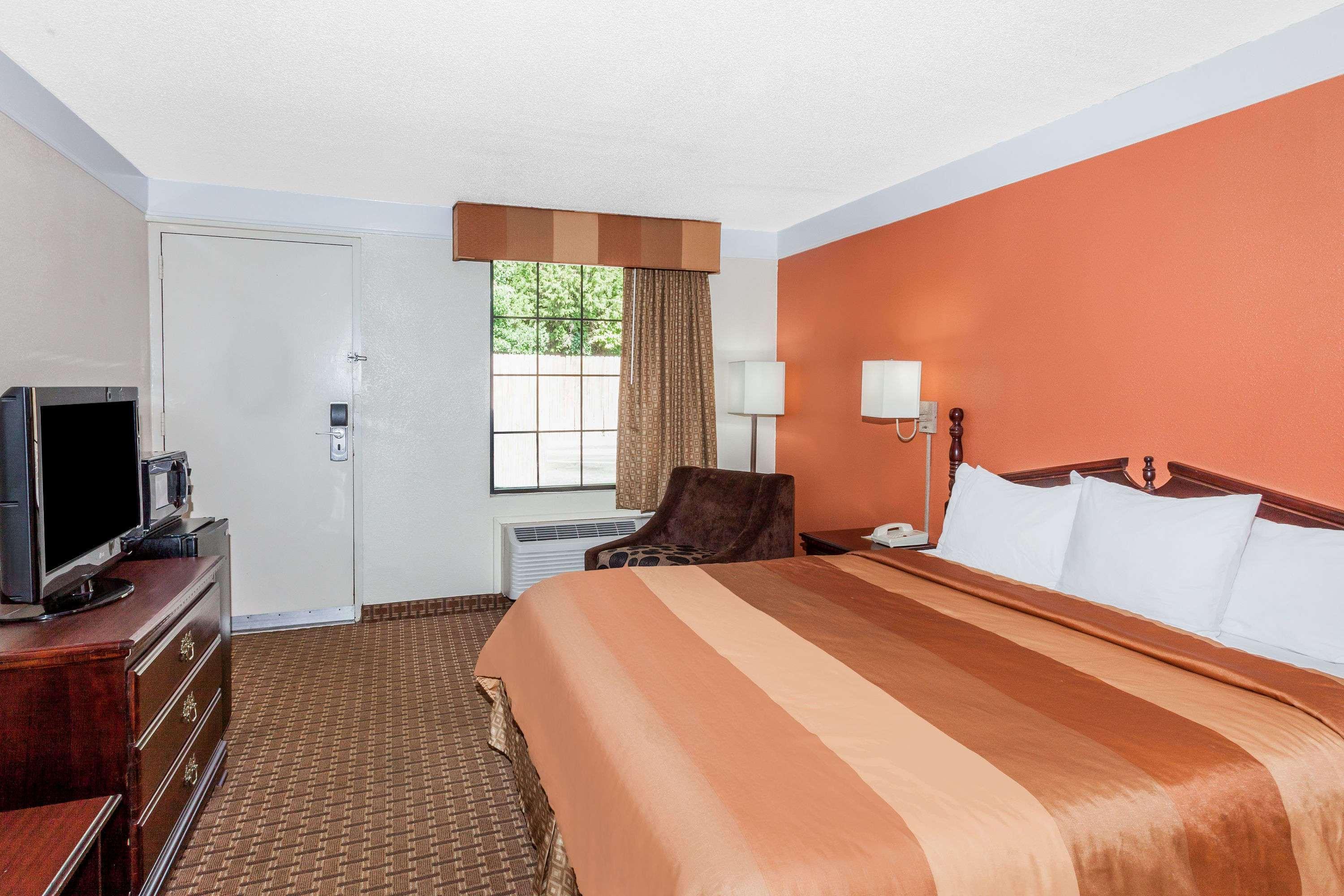 Days Inn By Wyndham Dalton Exterior photo